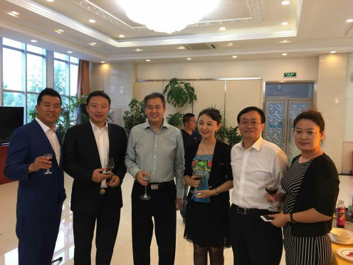 仟億達(dá)831999總經(jīng)理王元圓(右三)與慶市副市長(zhǎng)陳恩等領(lǐng)導(dǎo)合影 仟億達(dá)831999總經(jīng)理王元圓(右三)與慶市副市長(zhǎng)陳恩等領(lǐng)導(dǎo)合影