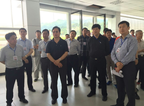 仟億達(dá)董事長鄭兩斌隨領(lǐng)導(dǎo)考察中 仟億達(dá)董事長鄭兩斌隨領(lǐng)導(dǎo)考察中