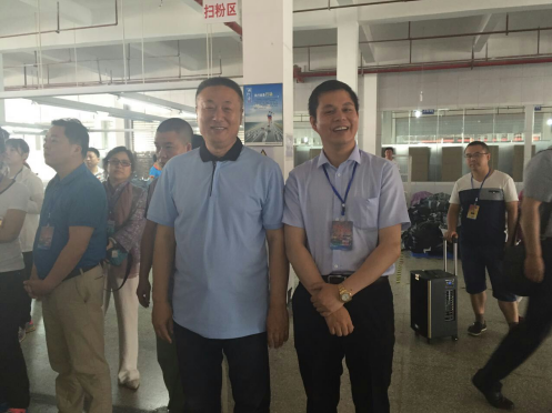 仟億達(dá)董事長鄭兩斌(右一)現(xiàn)場合影 仟億達(dá)董事長鄭兩斌(右一)現(xiàn)場合影