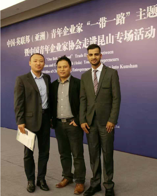 仟億達(dá)龐總（左一）與卡薩萊亞有限公司首席執(zhí)行官瑞吉•德哈•約翰（左二）、百德私人有限公司首席執(zhí)行官薩巴斯•薩皮克答（左三）