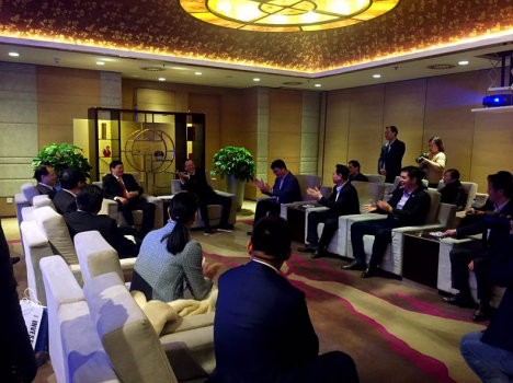 福州市市長尤猛軍、副市長胡振杰、北京福建商會會長陳春玖與仟億達董事長鄭兩斌 （右排左三）等進行會談