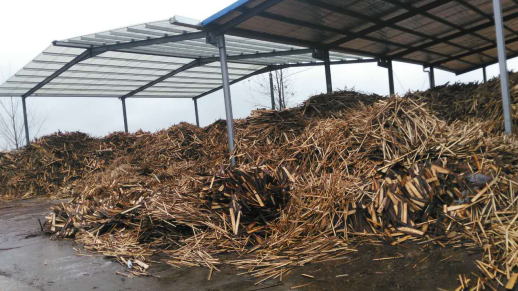 上圖為農(nóng)林廢棄物秸稈、木屑等