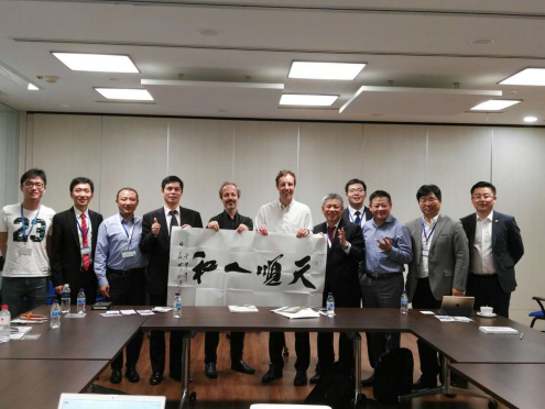 仟億達(dá)董事長(zhǎng)鄭兩斌(左四)與加坡太陽(yáng)能研究中心合影 仟億達(dá)董事長(zhǎng)鄭兩斌(左四)與加坡太陽(yáng)能研究中心合影