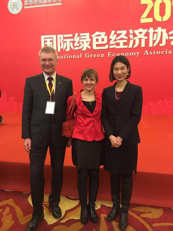  捷斯中合作協(xié)會監(jiān)事會員Rudolf Zachoval（左一）、Sarka Zhang（左二）與 仟億達(dá)劉總（右一）合影