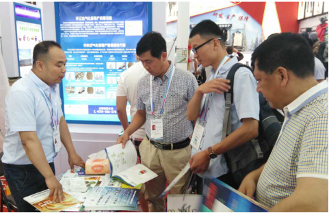 仟億達(dá)集團(tuán)展臺吸引各界人士前來參觀、咨詢