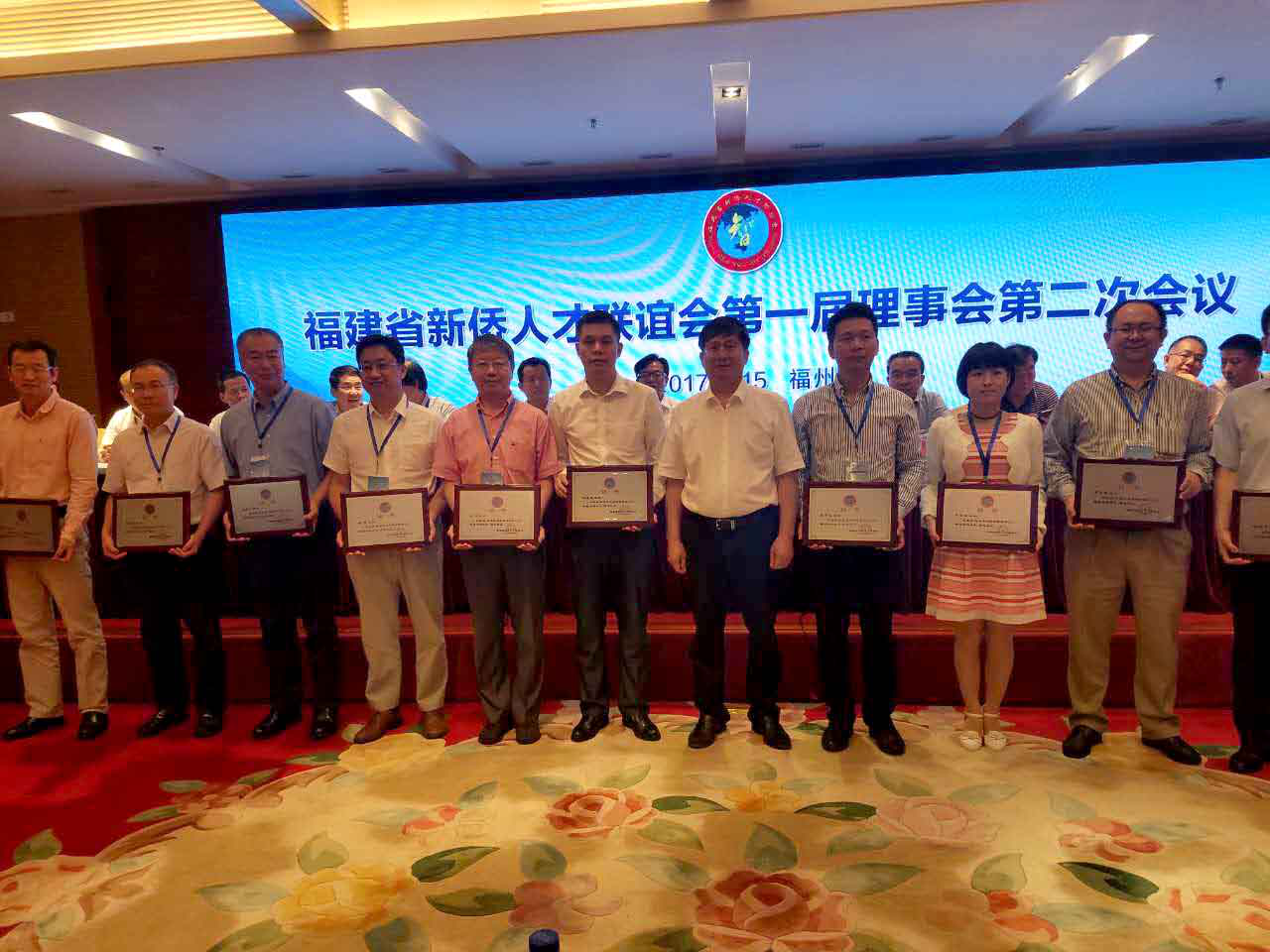 仟億達集團董事長鄭兩斌(左六)上臺領(lǐng)取福建省委組織部常務(wù)副部長楊國豪(左七)頒發(fā)的副會長牌匾 仟億達集團董事長鄭兩斌(左六)上臺領(lǐng)取福建省委組織部常務(wù)副部長楊國豪(左七)頒發(fā)的副會長牌匾