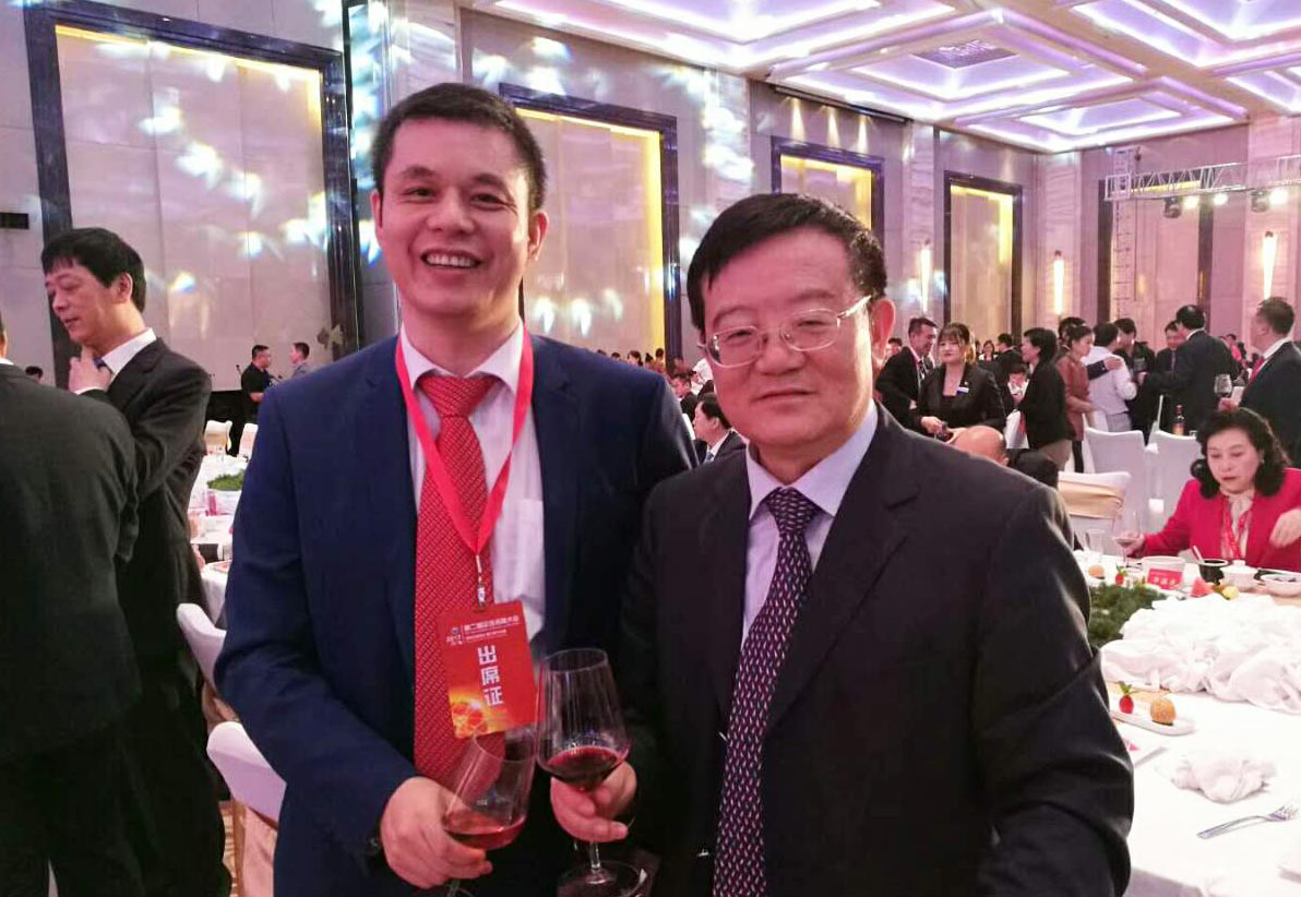 全國工商聯(lián)黨組書記、常務(wù)副主席徐樂江（右）與仟億達(dá)集團(tuán)董事長鄭兩斌（左）