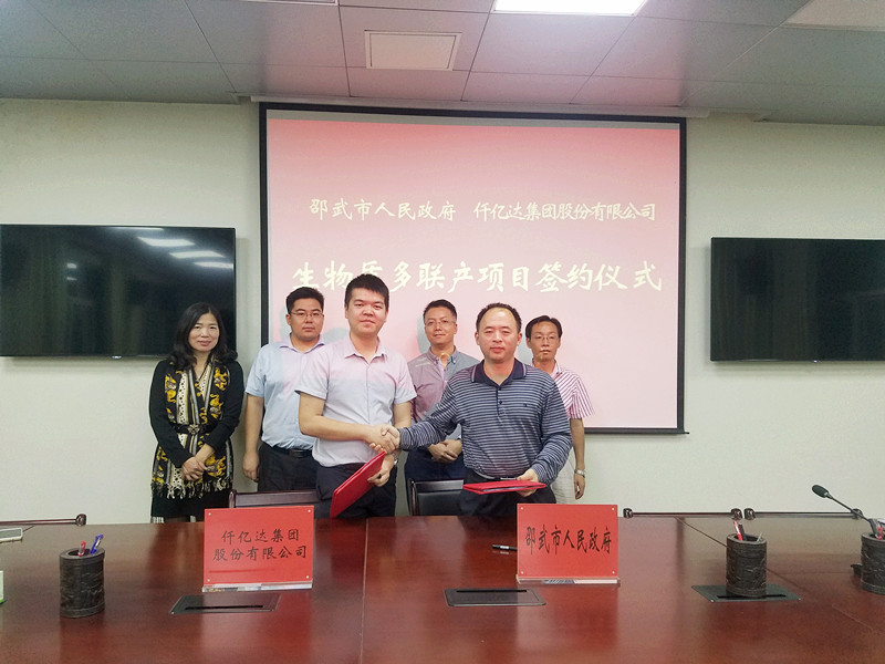 廈門仟億達(dá)能源公司總經(jīng)理鄭寶龍(左)與福建省邵武市人民政府常務(wù)副市長李敏飛(右)簽約現(xiàn)場 廈門仟億達(dá)能源公司總經(jīng)理鄭寶龍(左)與福建省邵武市人民政府常務(wù)副市長李敏飛(右)簽約現(xiàn)場