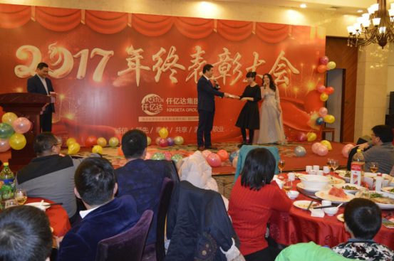 董事長鄭兩斌先生抽取、頒發(fā)終級幸運獎