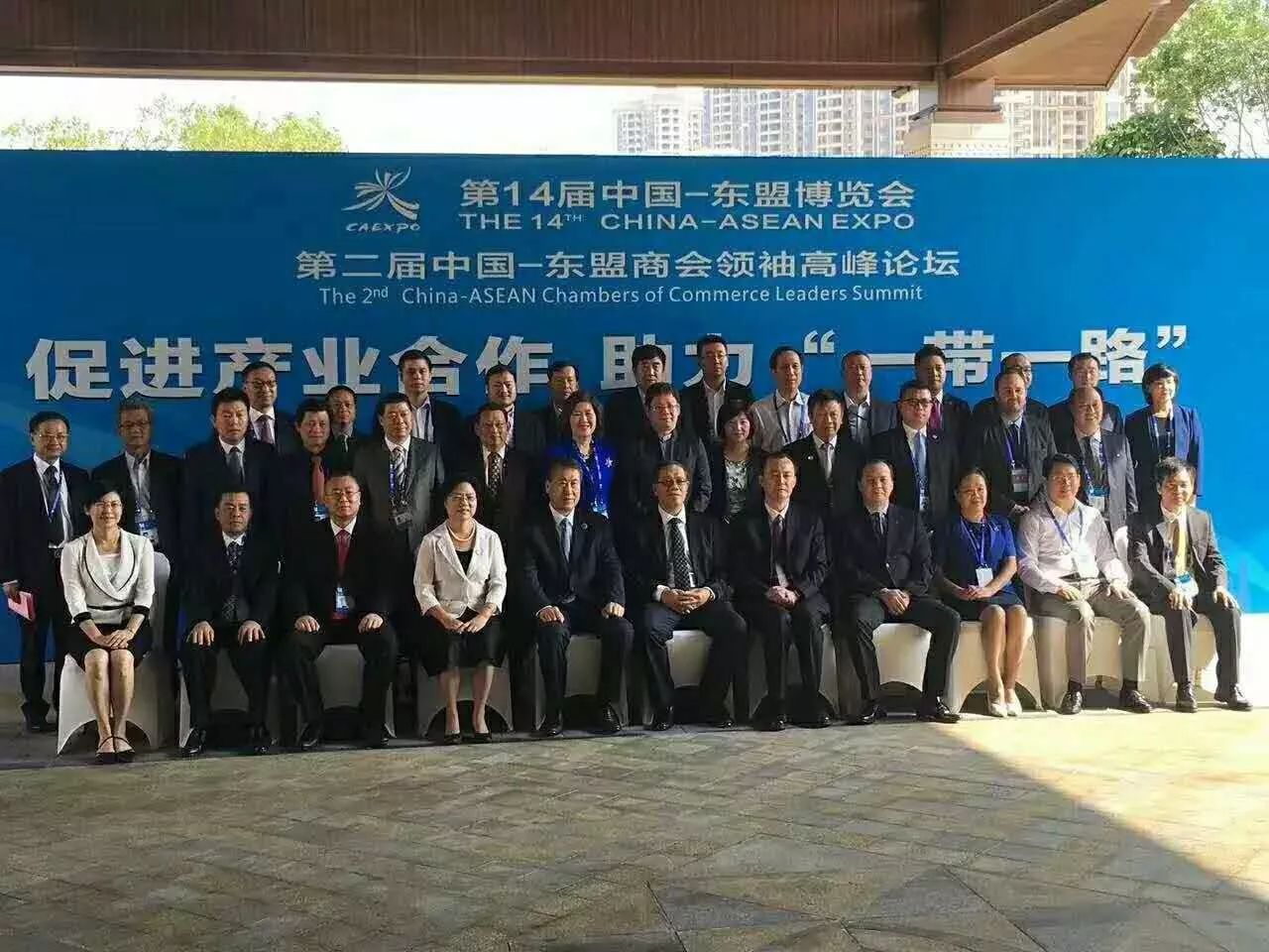 全國(guó)工商聯(lián)副主席黃榮(首排右5)、廣西壯族自治區(qū)副主席陳剛(首排右6)與仟億達(dá)集團(tuán)董事長(zhǎng)鄭兩斌(三排左3)等嘉賓合影